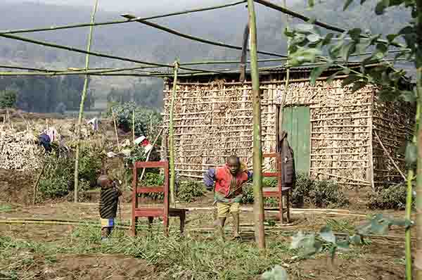 26 - Ruanda - parque nacional de los volcanes - casa
